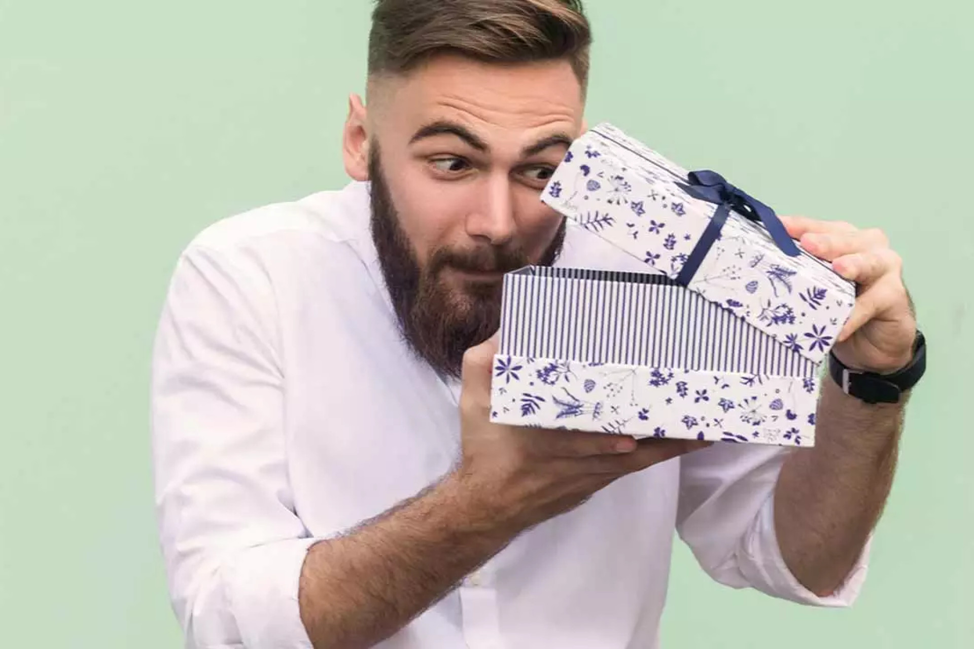 Un homme heureux d'ouvrir une boîte cadeau