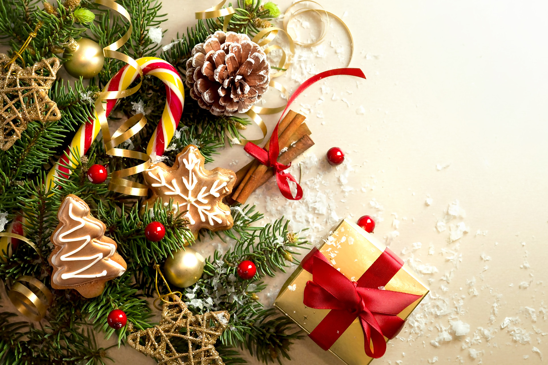 Cadeaux, sapin, flocons de neiges et friandises pour célebrer Noël