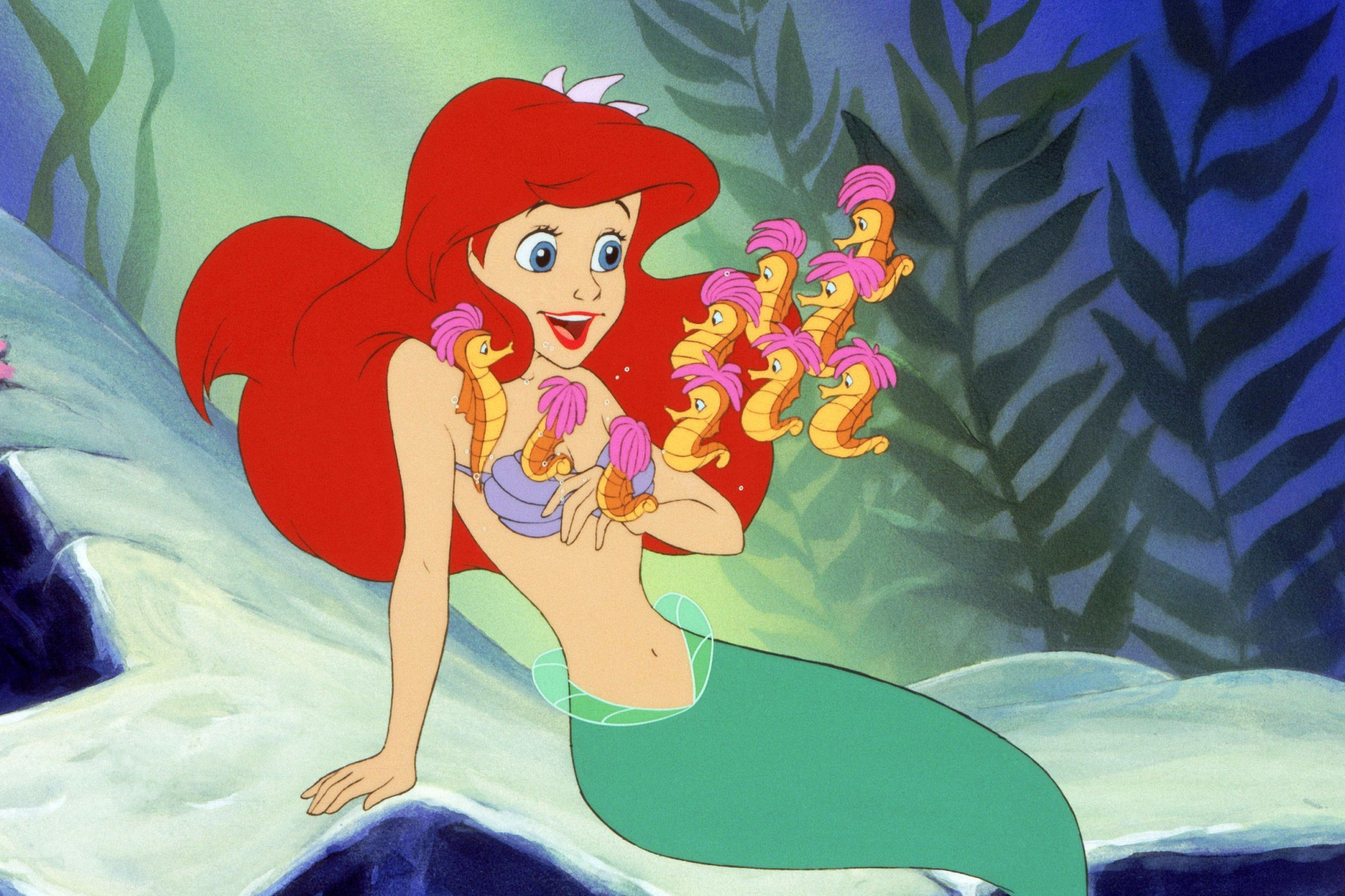 Ariel la petite sirène sous l'océan avec ses amis les hippocampes.