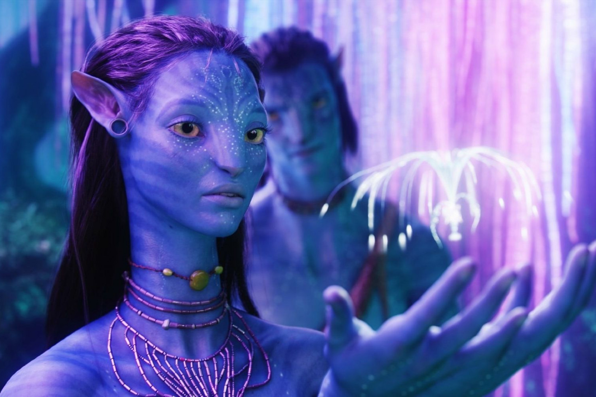Image du film Avatar de 2009 avec l'arbre des âmes, Jake Sully et Neytiri.
