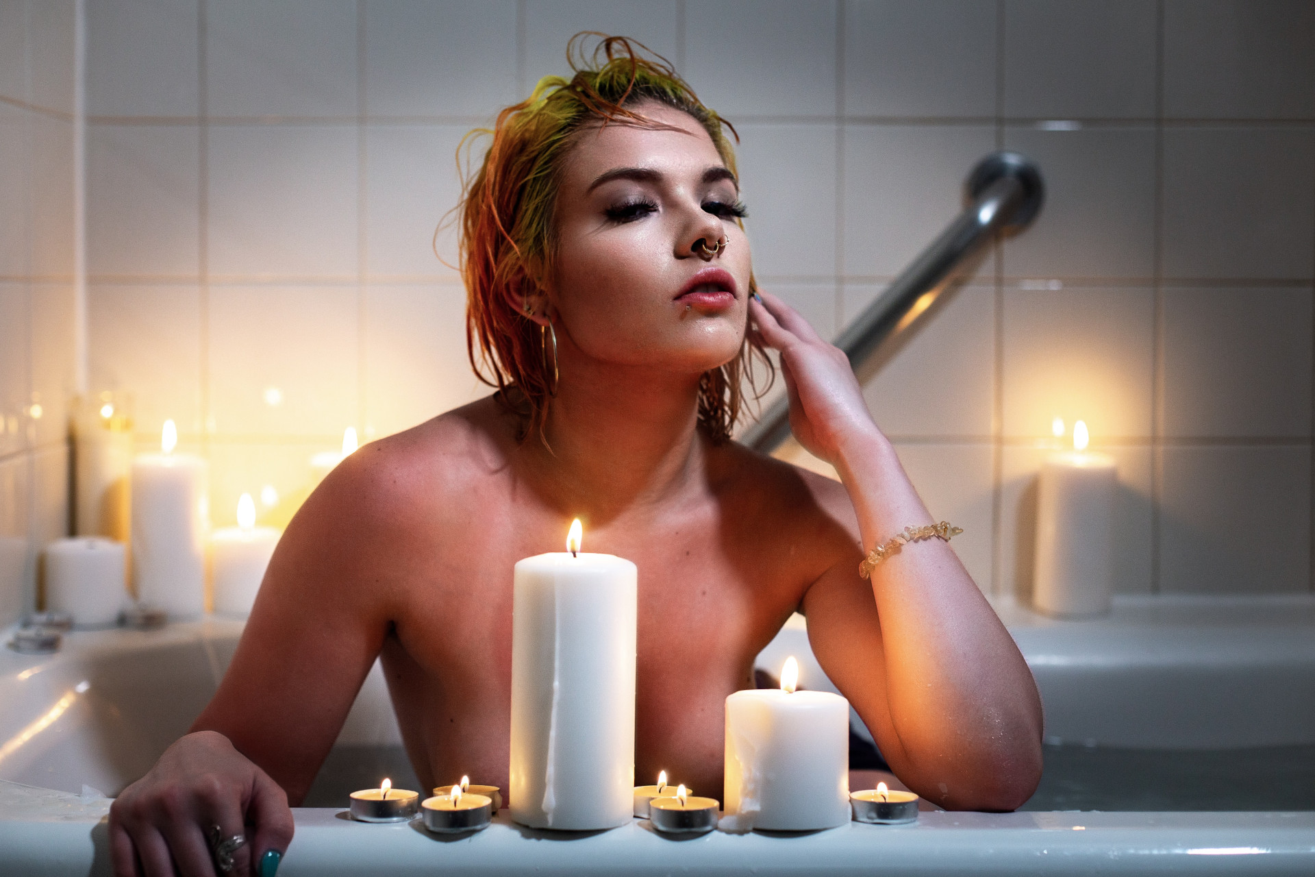 femme dans une baignoire entourée de bougies