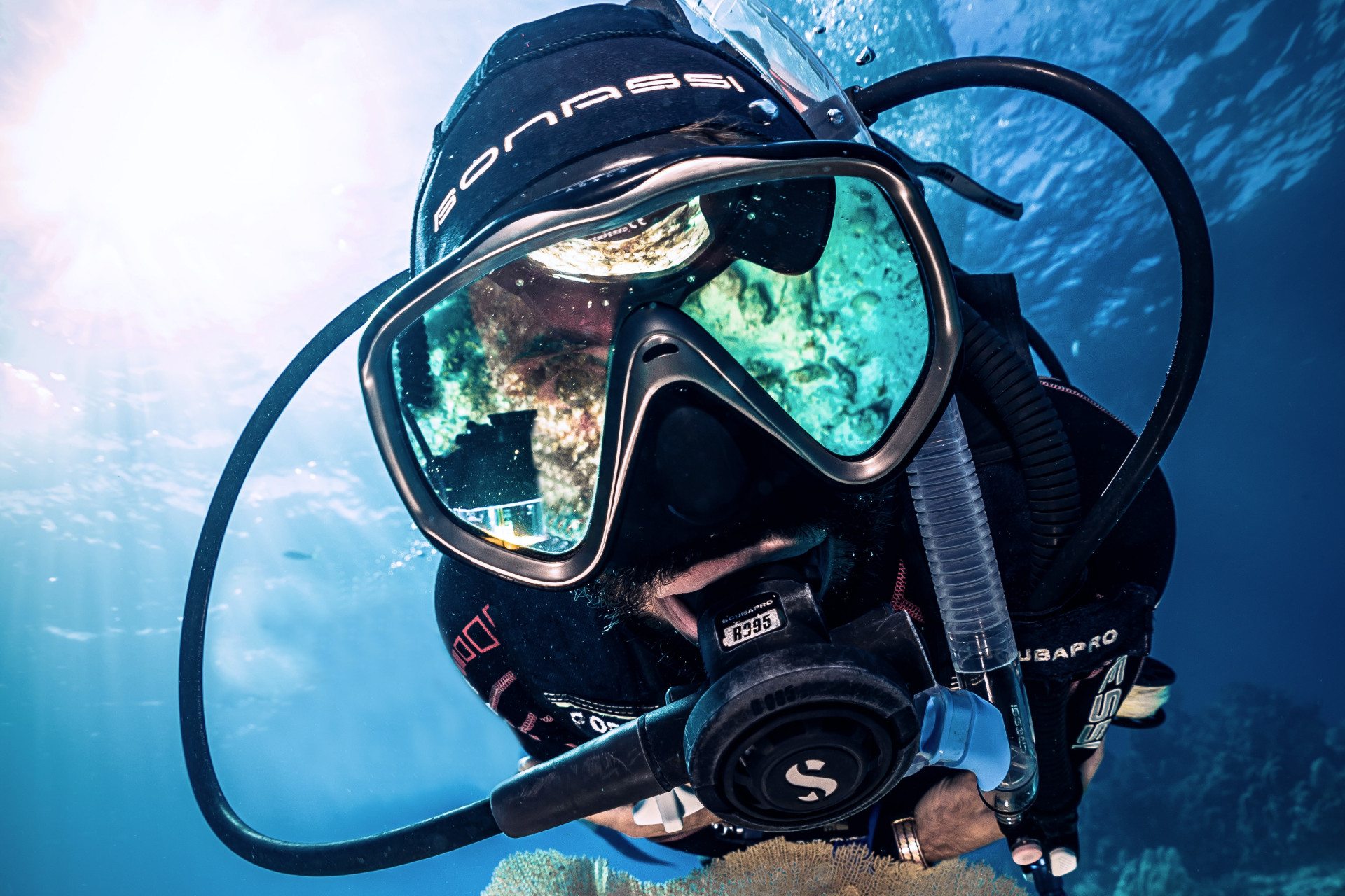 Un plongeur qui évolue sous la mer avec son masque et sa bouteille d'oxygène.
