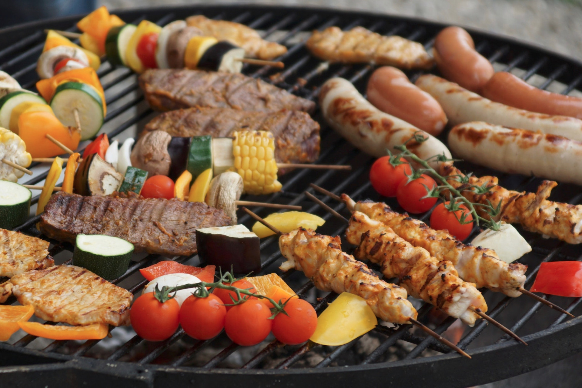 Un barbecue de viandes et de légumes