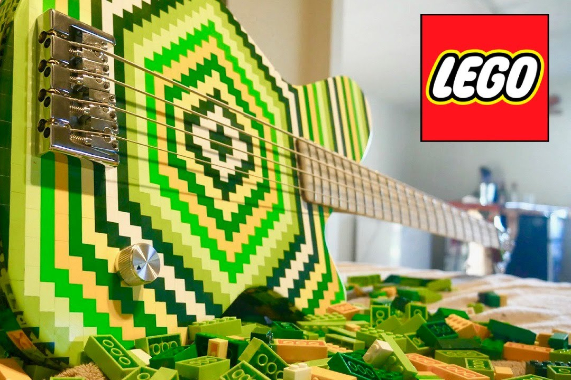 Une guitare basse fabriquée avec 2000 briques Lego