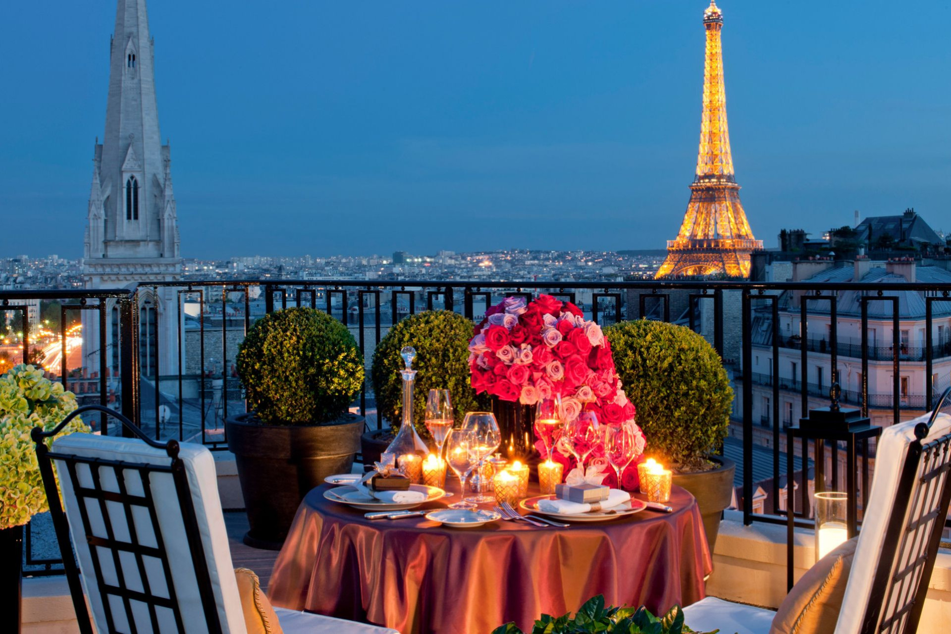 Table de restaurant avec vue sur la tour Eiffel