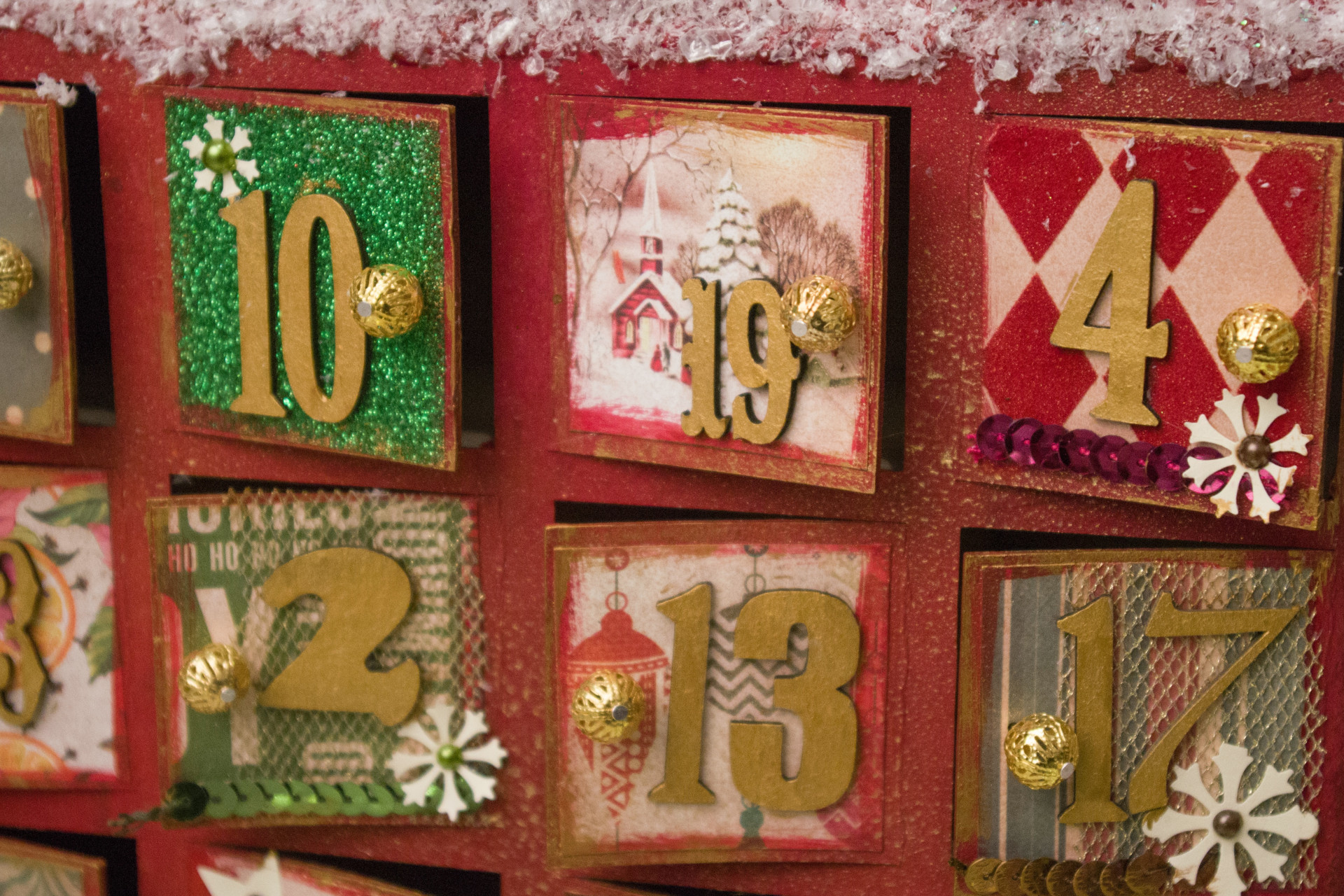 Les petites portes d'un calendrier de l'avent aux couleurs de Noël. 