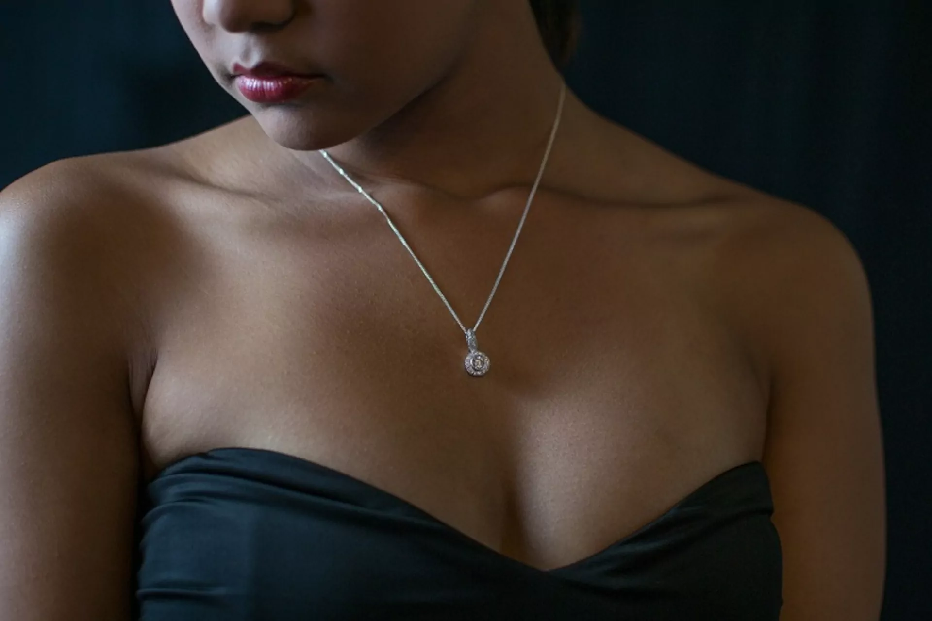 Un joli collier mettra en valeur votre décolleté