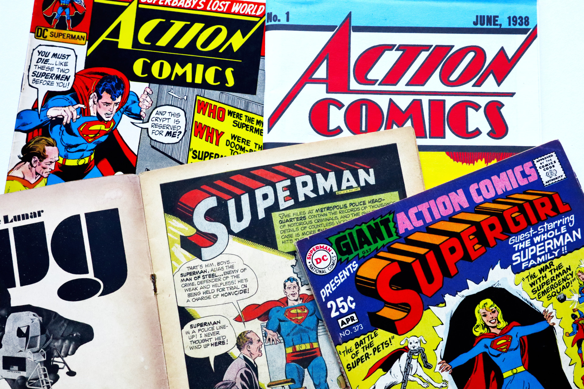Couvertures vintage de bandes dessinées Dc Comics avec Superman et Supergirl.