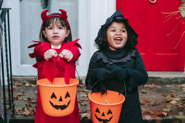 Deux petites filles déguisées pour Halloween