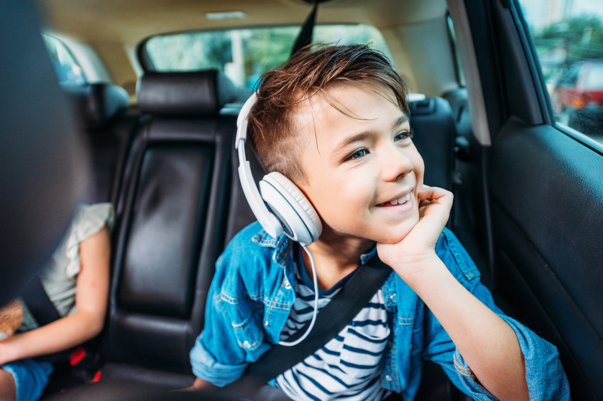 Enfant qui porte un casque audio en voiture