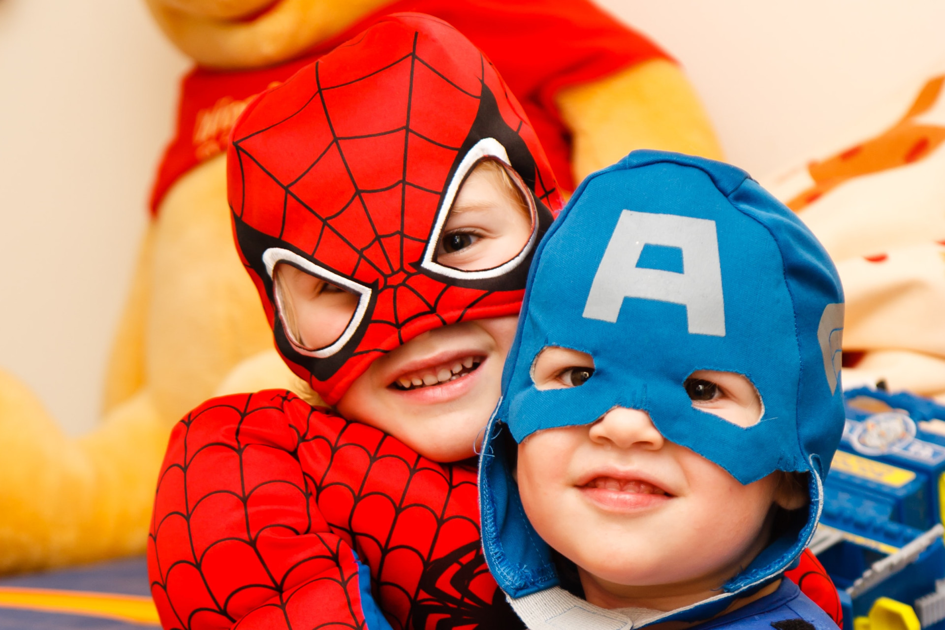 Garçons déguisés en Spiderman et Captain America