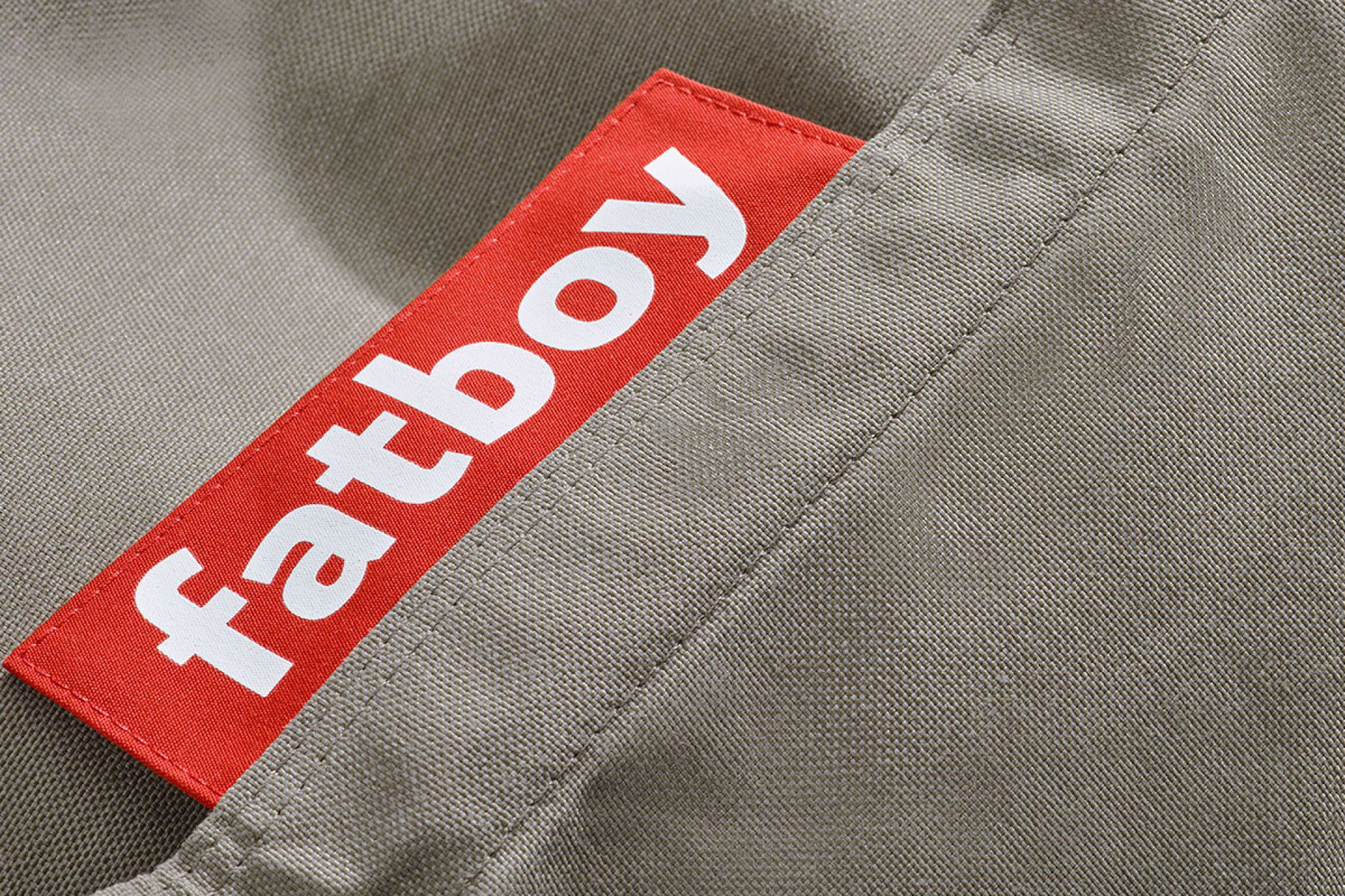 Logo textile de la marque Fatboy en blanc sur fond rouge.