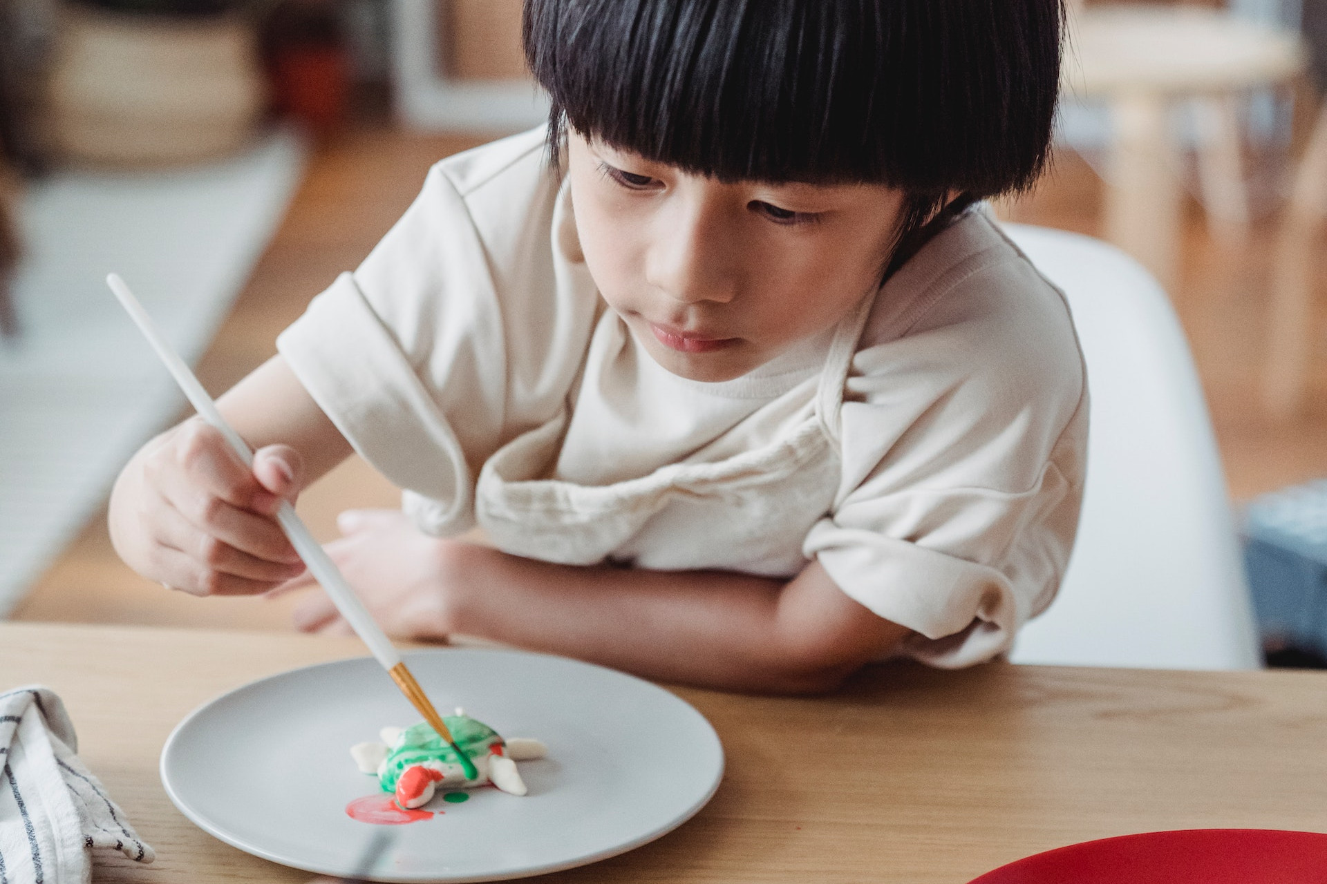 Un garçon peint de la pâte à sel