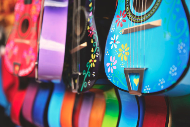 Guitares sèches très colorées