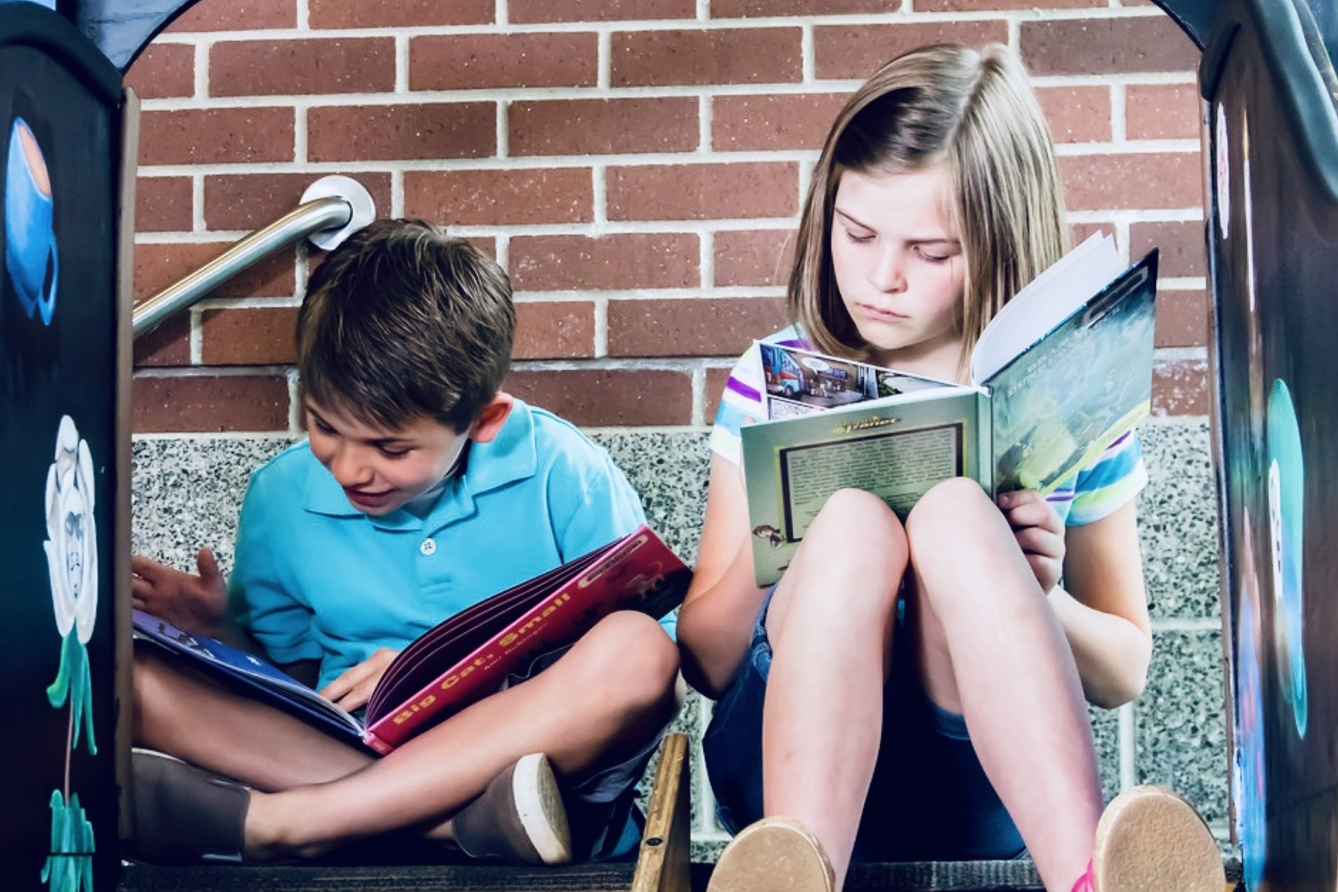 Deux enfants de 9 et 12 ans qui lisent des livres. 