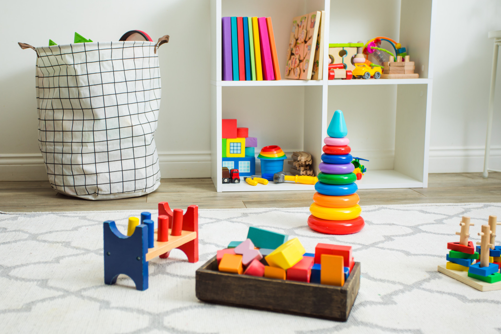 Chambre d'enfant et ses jouets et livres colorés. 