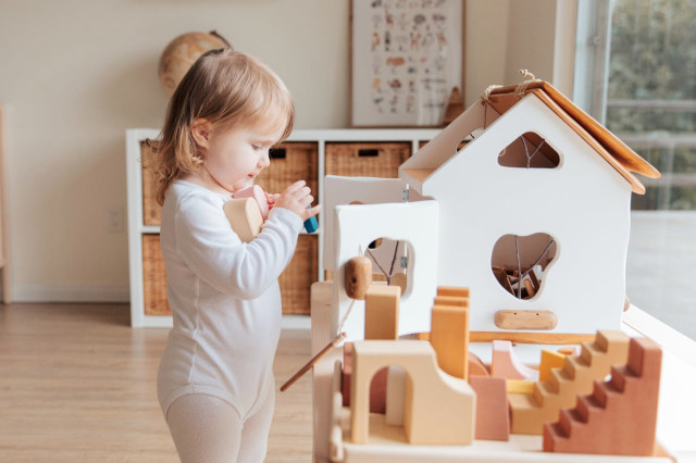 Maison de poupées et jeux en bois pour une petite fille