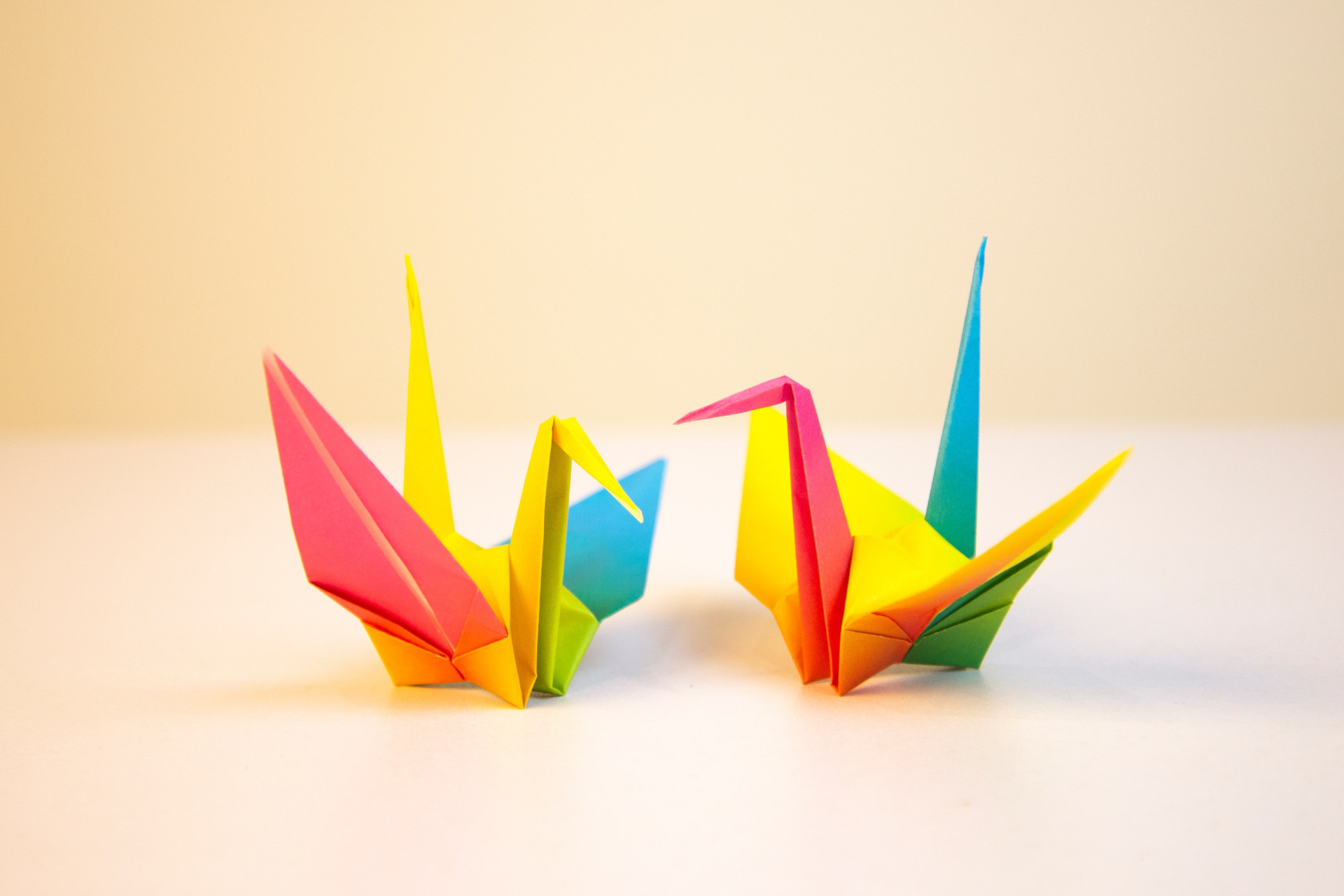 Deux signes en origami multicolores.