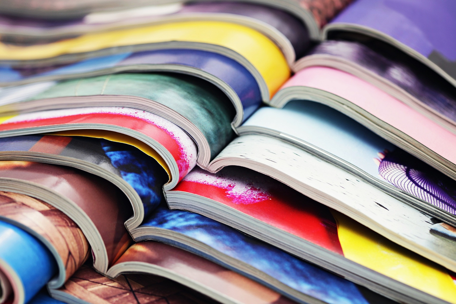 Magazines ouverts déposés en tas les uns sur les autres