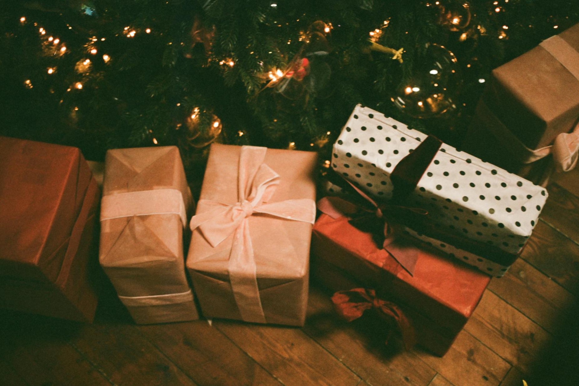 Beaucoup de cadeaux au pied du sapin de Noël