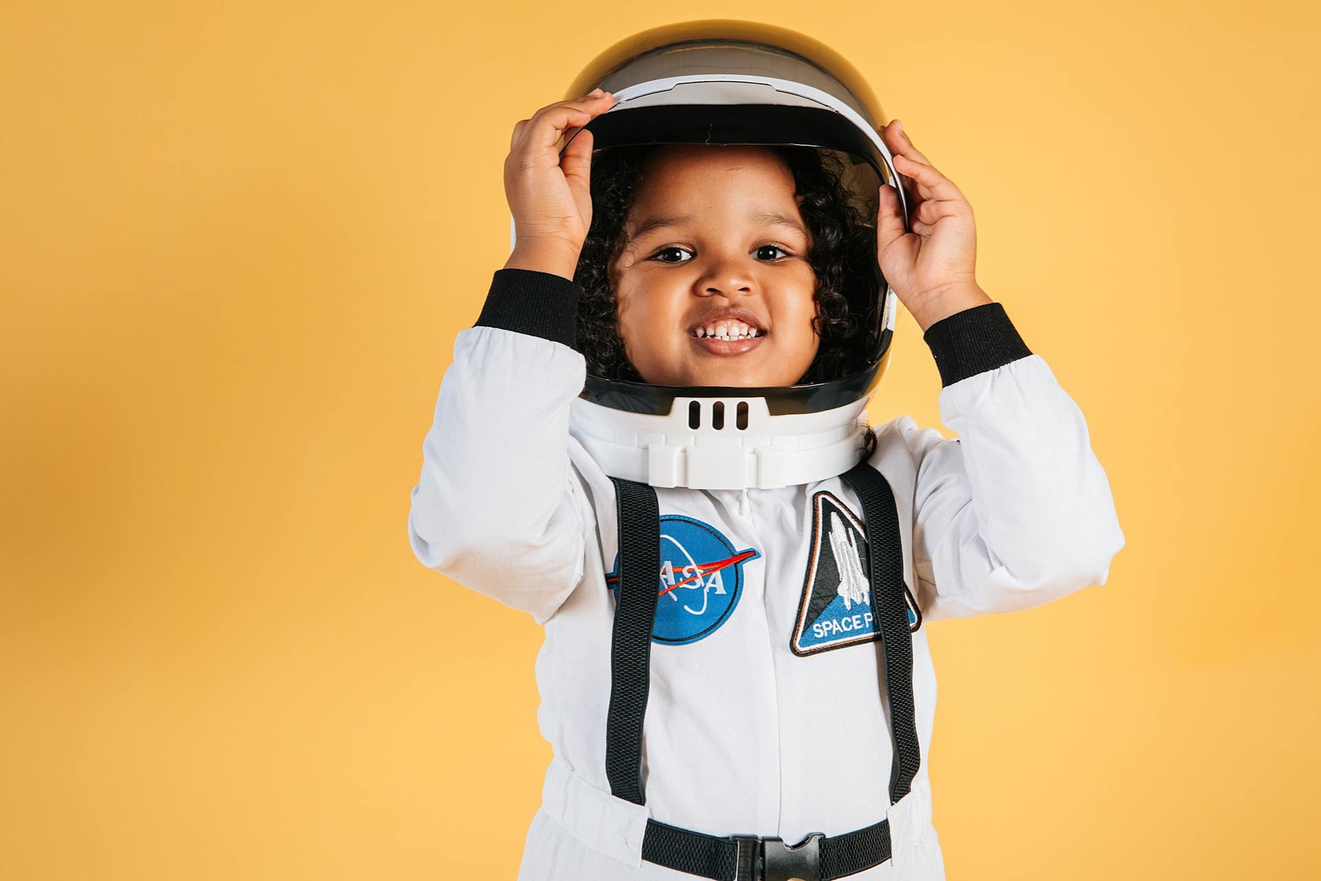 Petite fille déguisée en astronaute de la Nasa