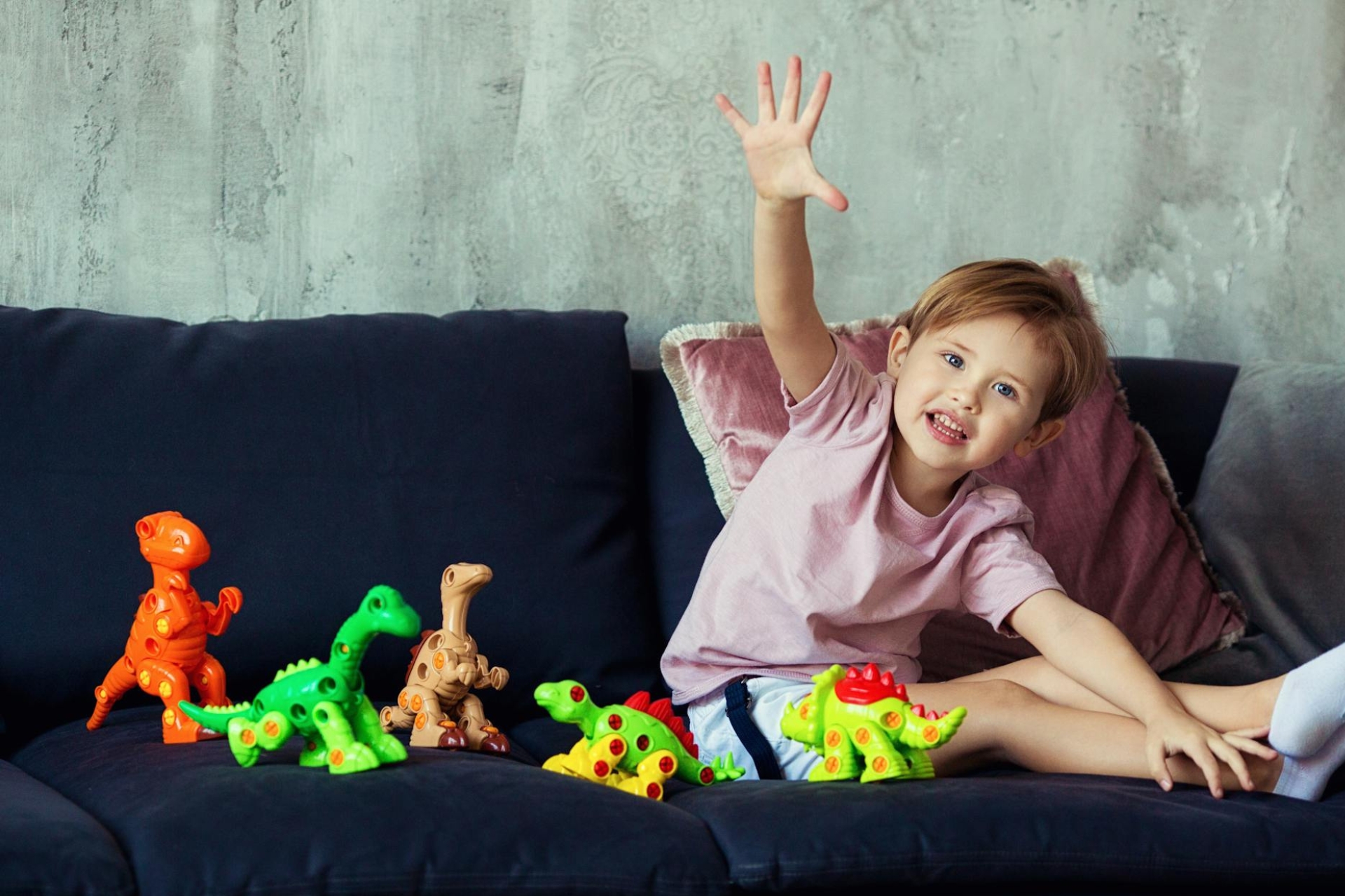 Un enfant qui joue avec des figurines de dinosaures