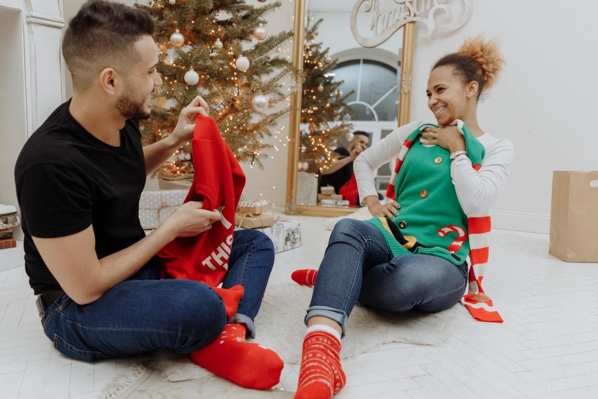 Un couple qui s'offre des pulls de Noël