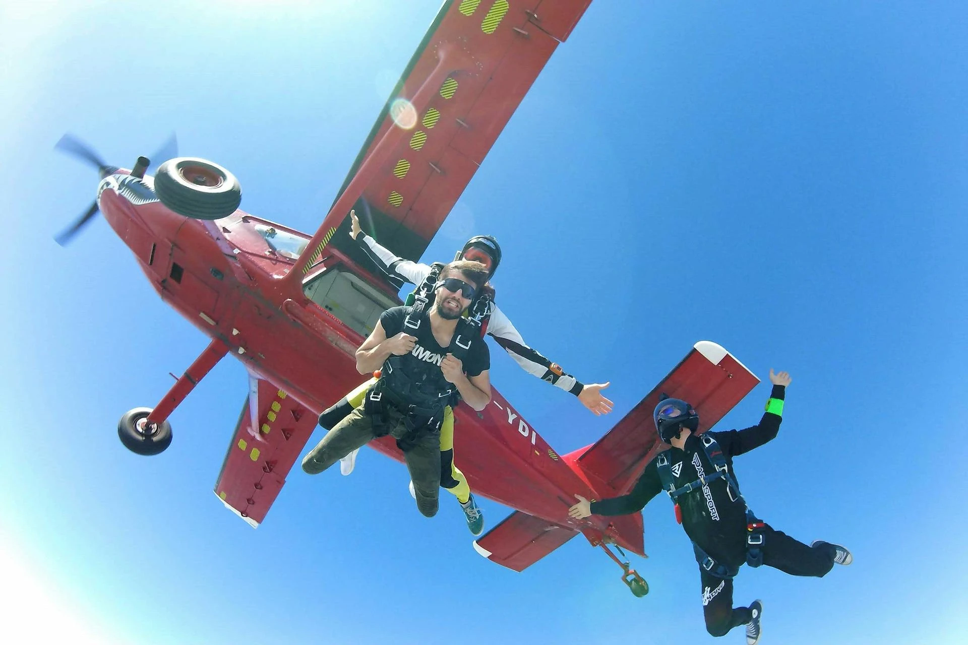 Saut en parachute depuis un avion en tandem