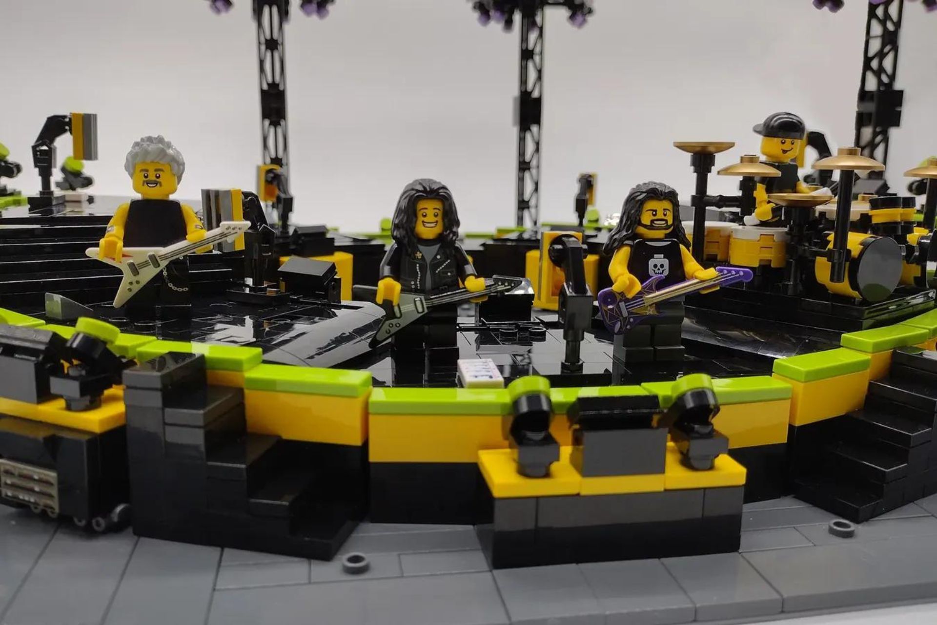 Les figurines Lego des musiciens du groupe Metallica