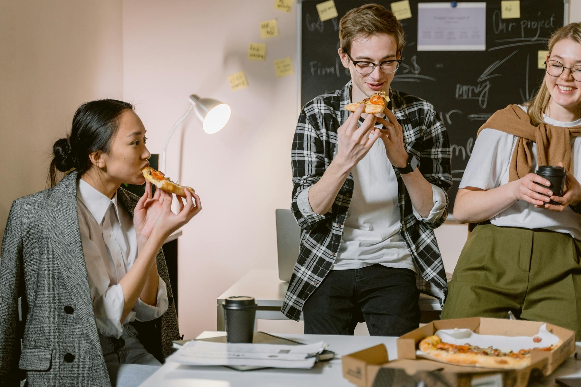 Une petite pizza netre collègues