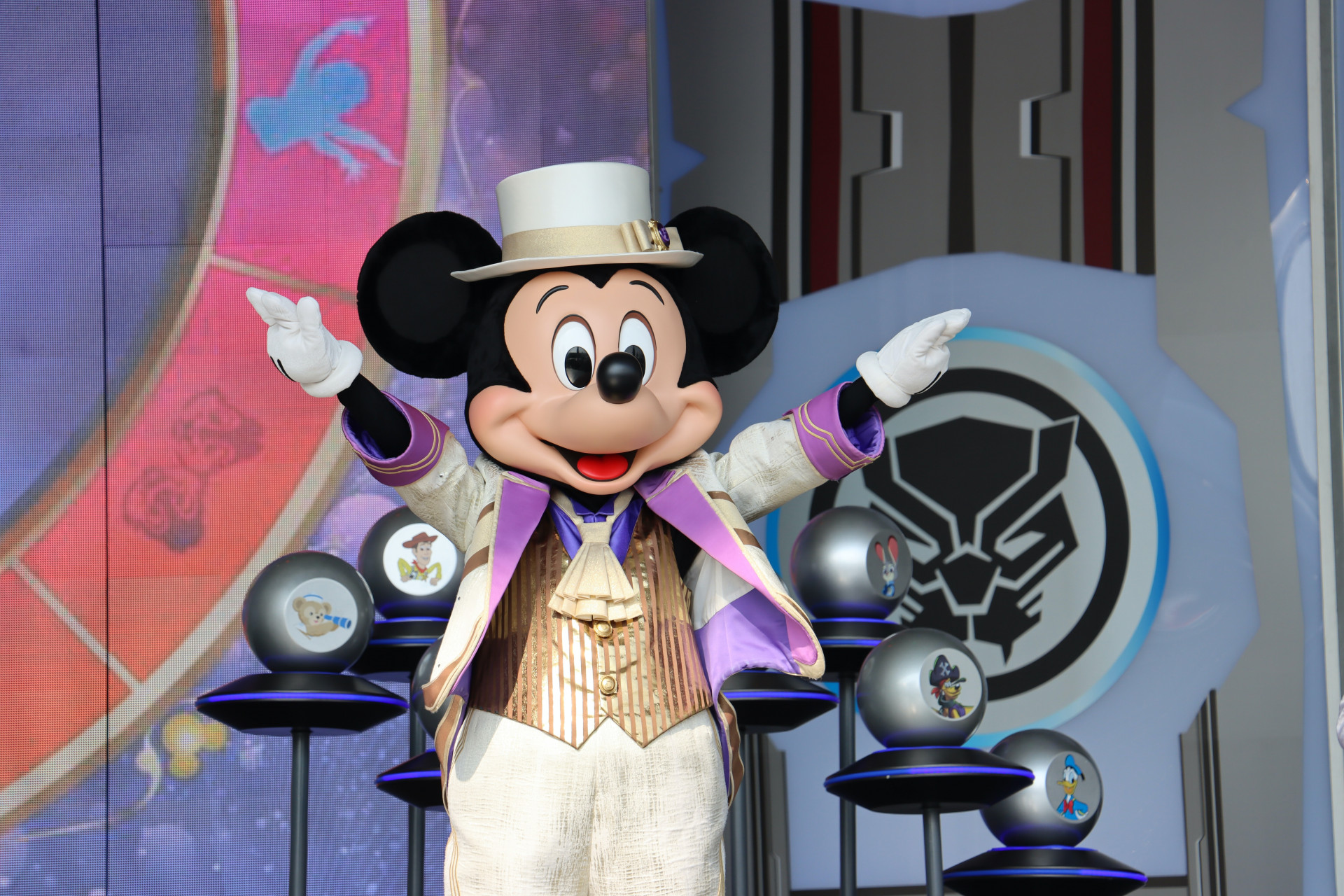 Le personnage de Mickey Mouse sur scène à Disney Land Paris.