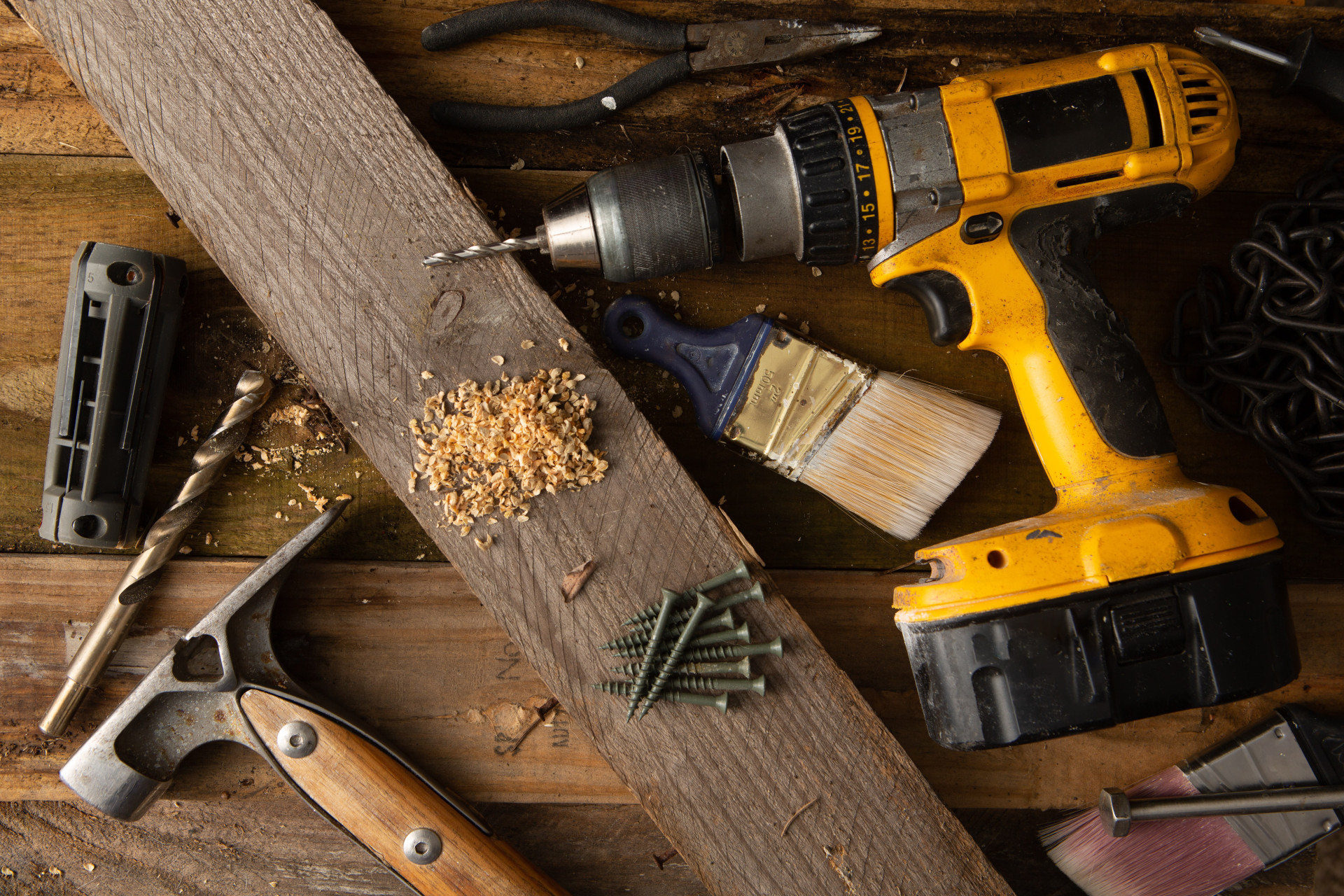 Gros plan sur des outils de travail du bois
