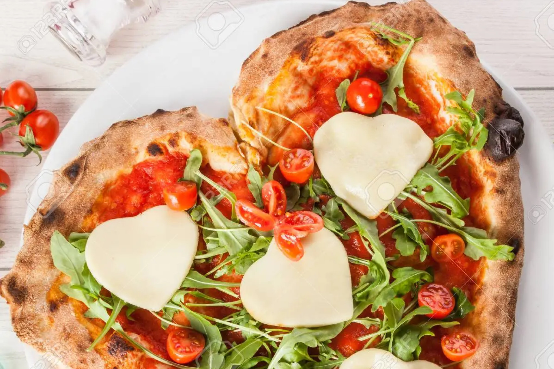 Belle photo d'une pizza en forme de coeur