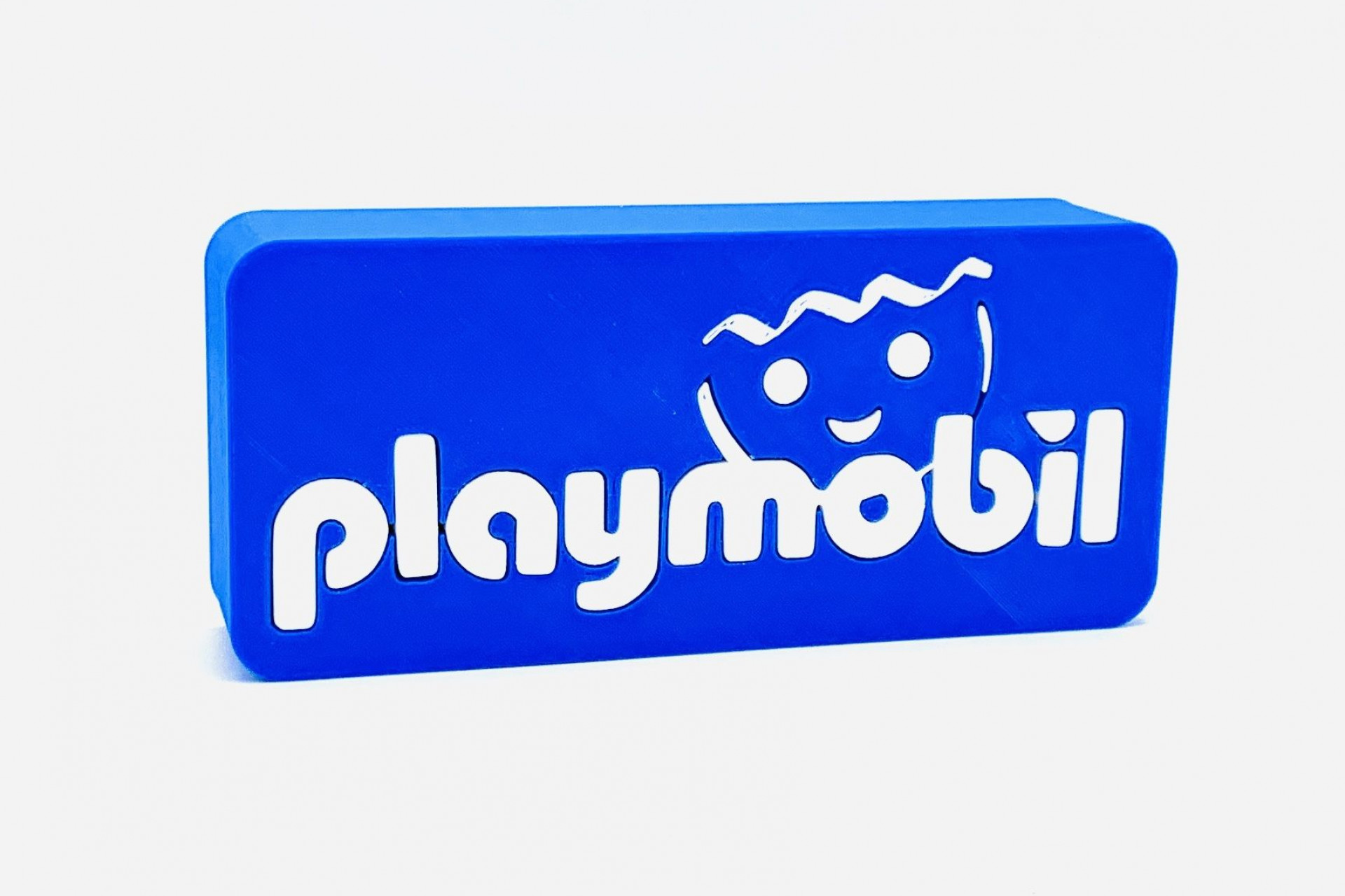 Logo playmobil avec les contours d'un visage du célèbre personnage. 
