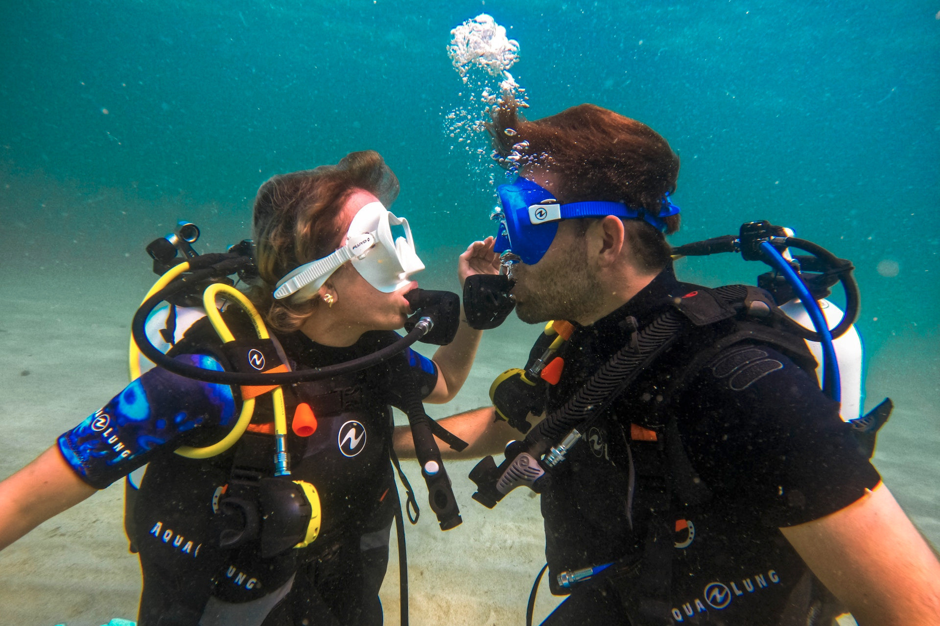 Couple sous l'eau pour une plongée sous marine