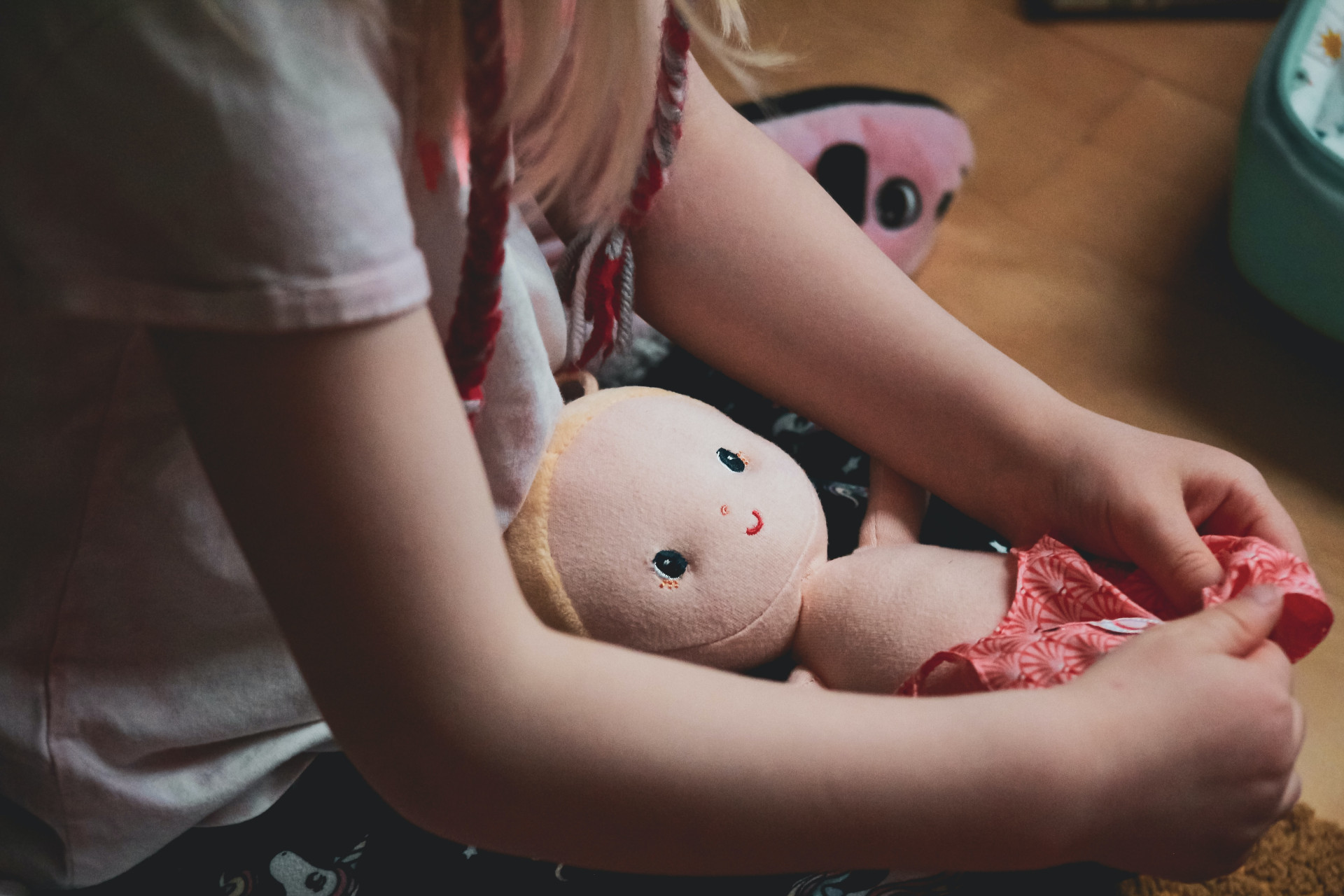 Petite fille qui joue à la poupée.