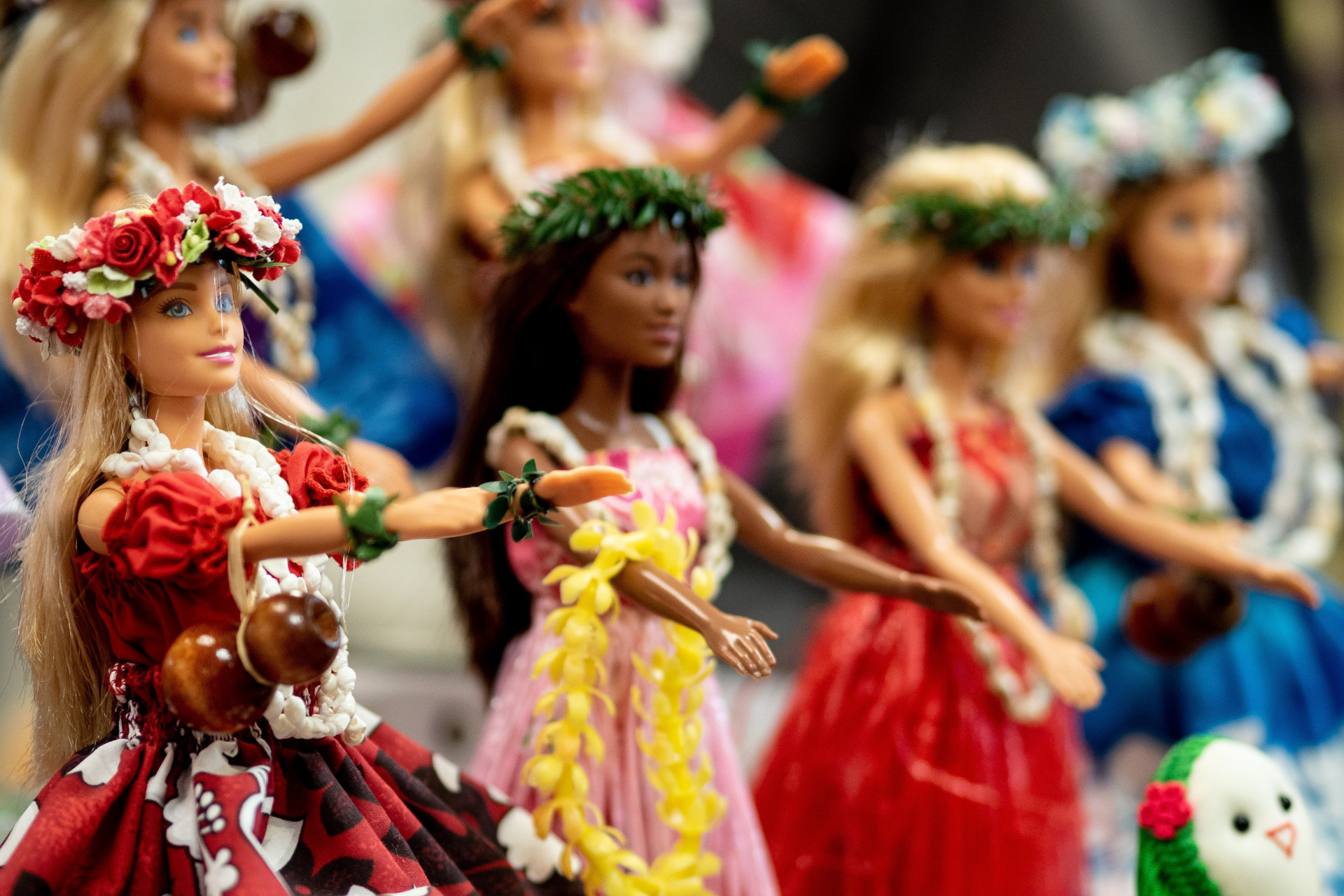 Poupées Barbie habillées avec des robes et des accessoires de danseuses vahinés. 