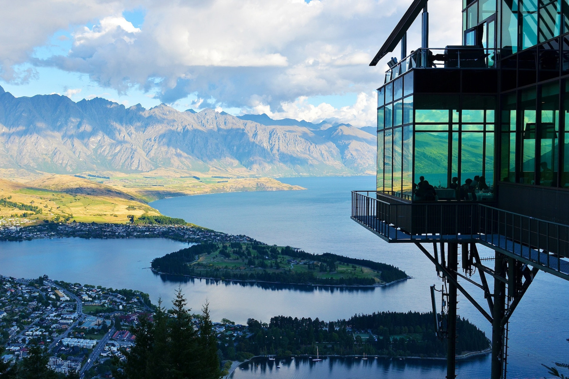 restaurant avec une vue magnifique sur un lac et une montagne