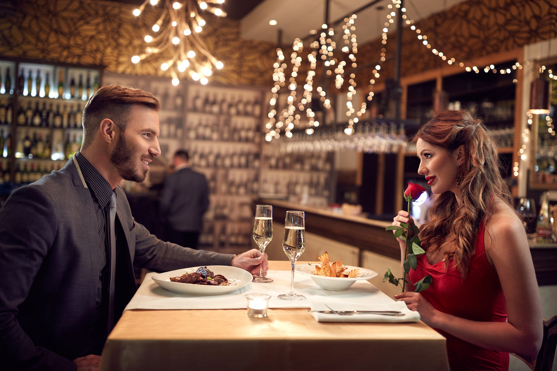 Un couple qui dîne dans un restaurant romantique