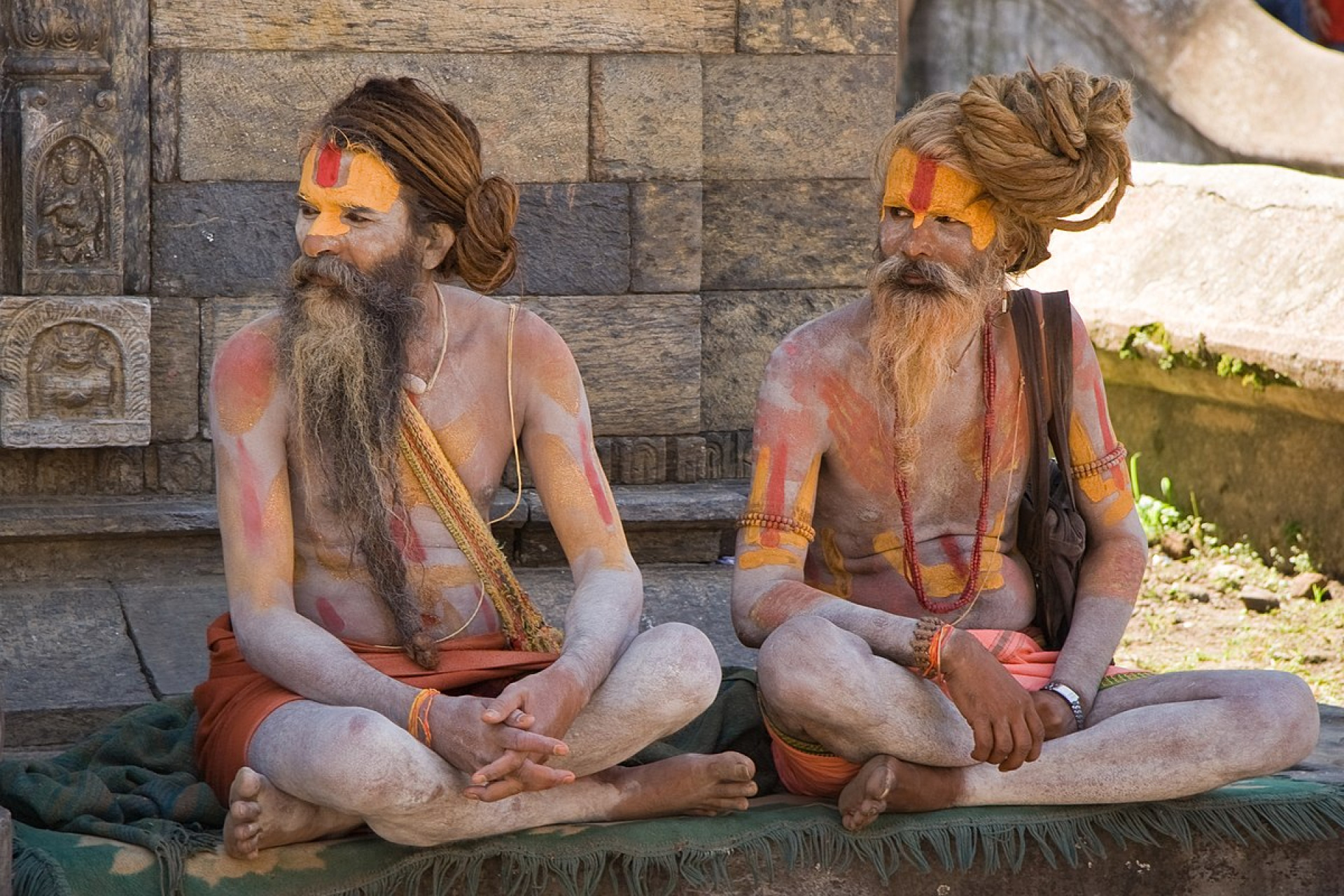 Deux Sadhou barbus indiens en tenues traditionnels