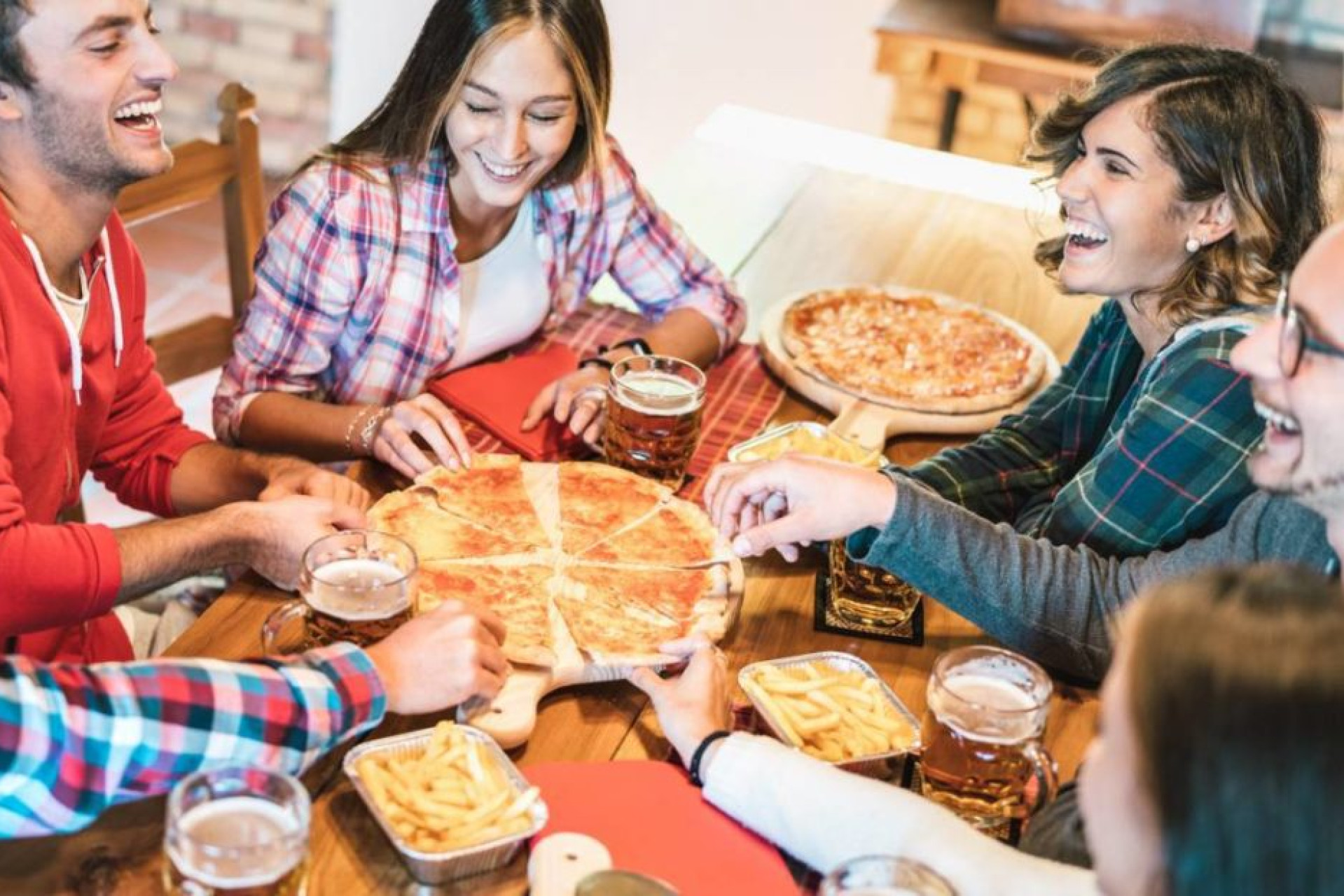 Soirée pizza entre amis autour d'une table