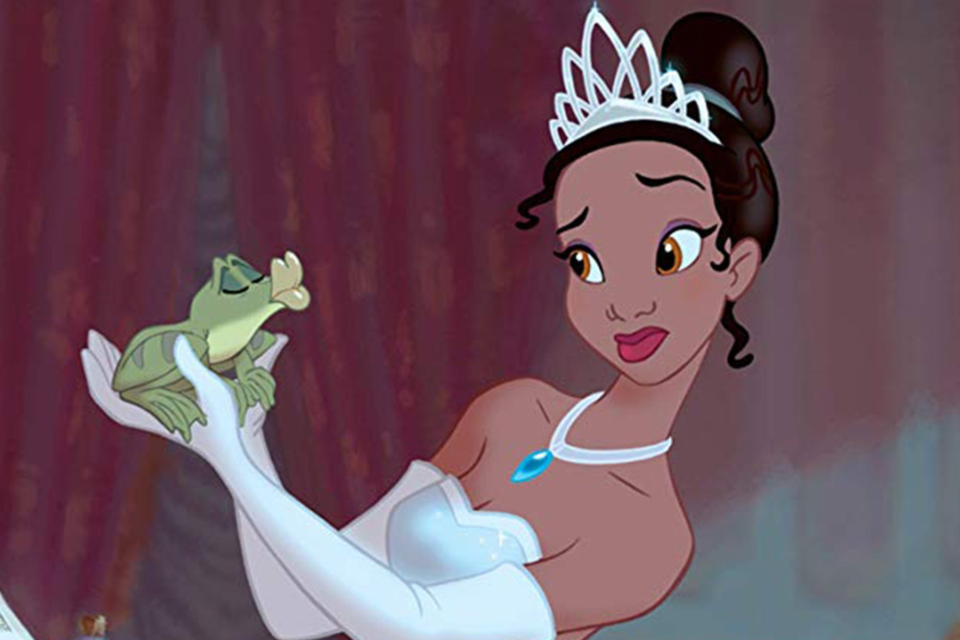 La princesse Tiana est sur le point d'embrasser son prince transformé en grenouille. 